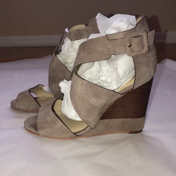 Vince Camuto Shoes - VINCE CAMUTO WEDGES!! ❤️☀️